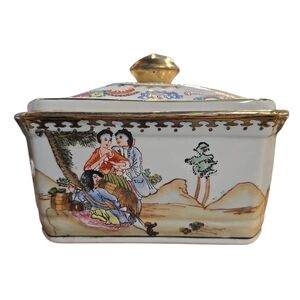 Chinese Famille Rose Rectangular Porcelain Box With Lid, 7.5 X 5.5 Inches